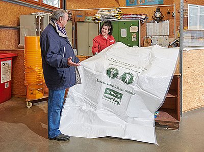 Verkauf eines Mineralwollsacks im Entsorgungszentrum