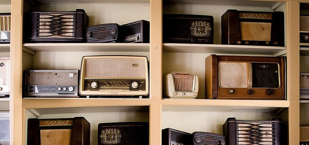 Retro-Radios in Holzregal