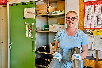 Mitarbeiterin des ZAW-SR beim Verkauf von amtlichen Restmüllsäcken im Entsorgungszentrum Straubing