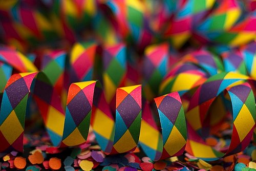 Bunte Luftschlangen und Konfetti