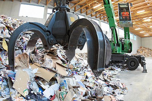 Verladung von Altpapier in der Umschlaghalle des Alfred-Dick-Rings in Straubing