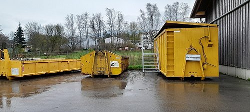 Mehrere Container auf dem Wertstoffhof in Schwarzach