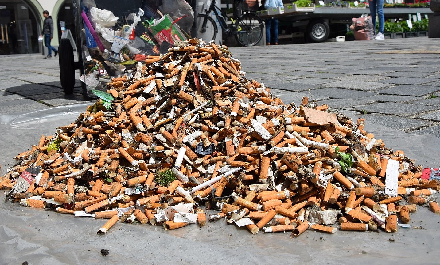Ein aus Zigarettenstummeln bestehender Haufen, der vom Straubinger Stadtplatz stammt