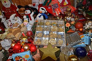 Tische voller Weihnachtsartikel beim Weihnachtsflohmarkt im Straubinger Entsorgungszentrum