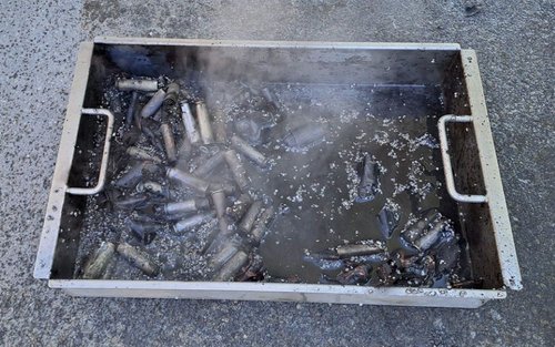 Gelöschter Lithium-Ionen-Akku, in seine Bestandteile aufgelöst durch Brand