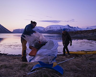 Forscher mit Litteringabfällen bei den Lofoten