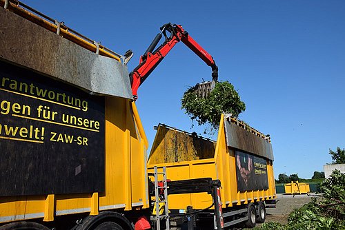 Befüllung des Grüngutfahrzeugs des ZAW-SR mit Hilfe des eingebauten Krans