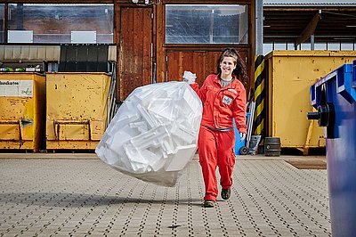 Wertstoffhofmitarbeiterin beim Verladen von Styroporsäcken