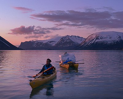 Forscher unterwegs mit den Kanus zur Müllsammlung in den Lofoten 