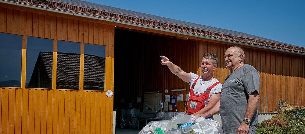 Mitarbeiter Wertstoffhof mit vollen Kunststoffsäcken