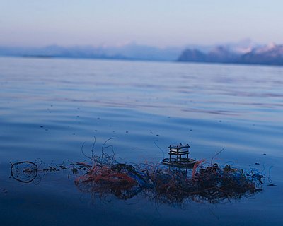 Peilsender schwimmt in Fischernetz