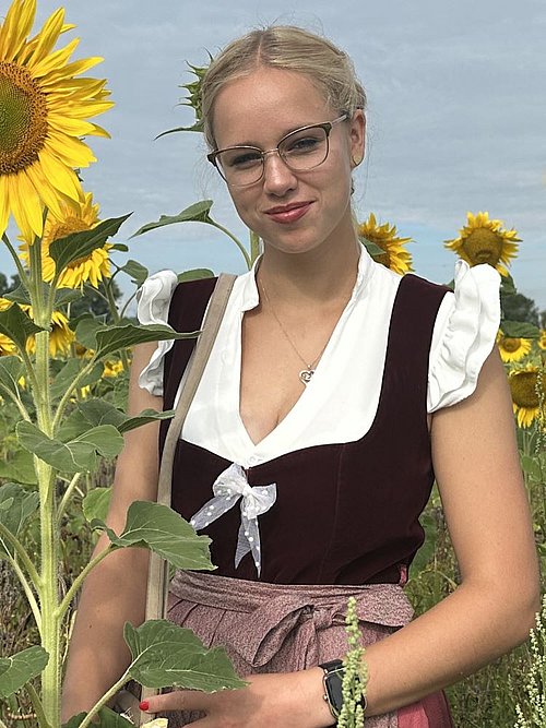 Junge Frau mit Volksfestschleife am Dirndl
