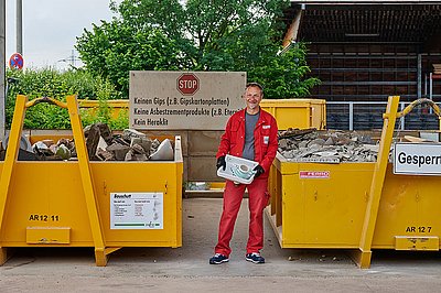 Wertstoffhofmitarbeiter beim Entsorgen von Bauschutt