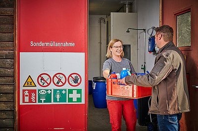 Wertstoffhofmitarbeiterin bei der Sondermüllannahme