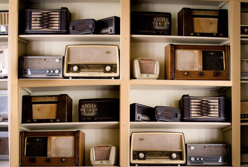 Retro-Radios in Holzregal