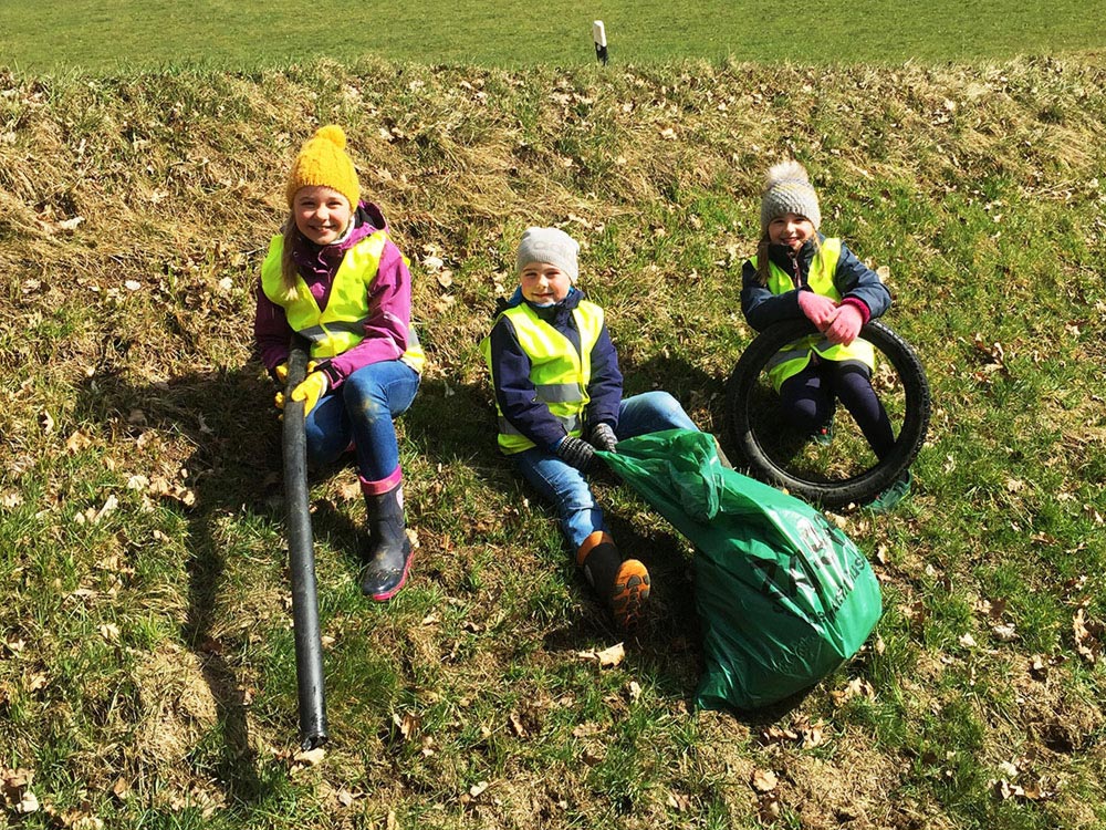 Kinder beim Müllsammeln "Sauber macht lustig" 2021