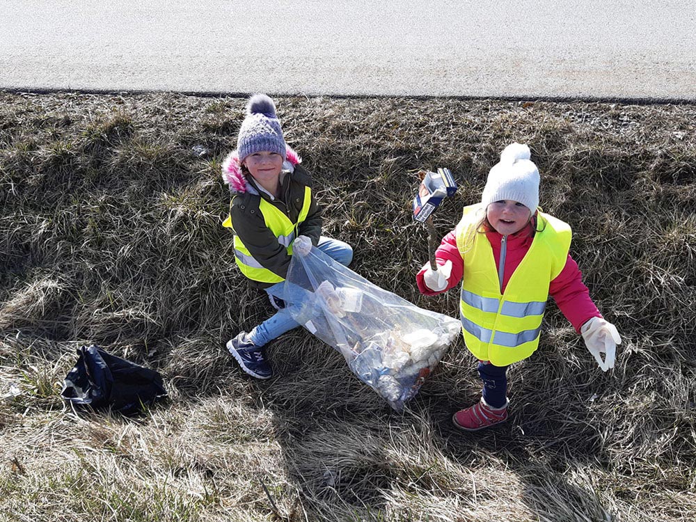 Kinder beim Müllsammeln "Sauber macht lustig" 2021