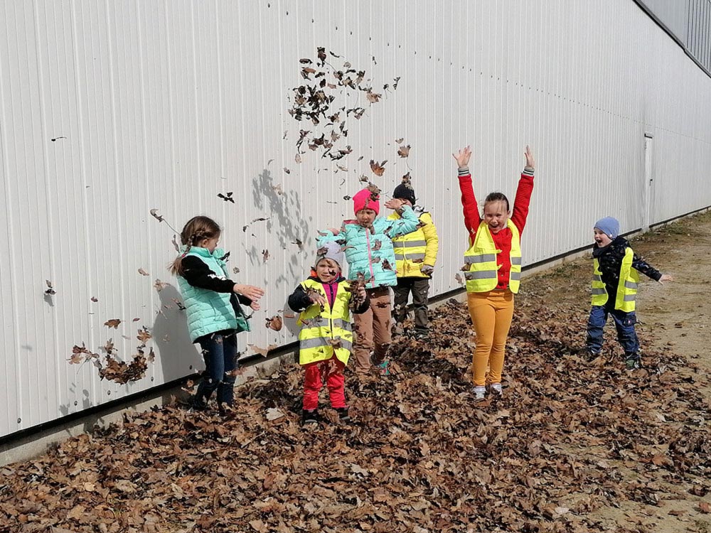 Kinder nach dem Müllsammeln bei "Sauber macht lustig" 2021