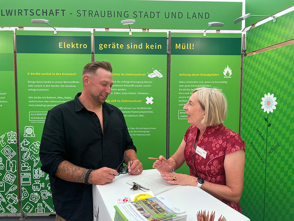 Kundengespräch am Stand des ZAW-SR bei der Ostbayernschau 2023