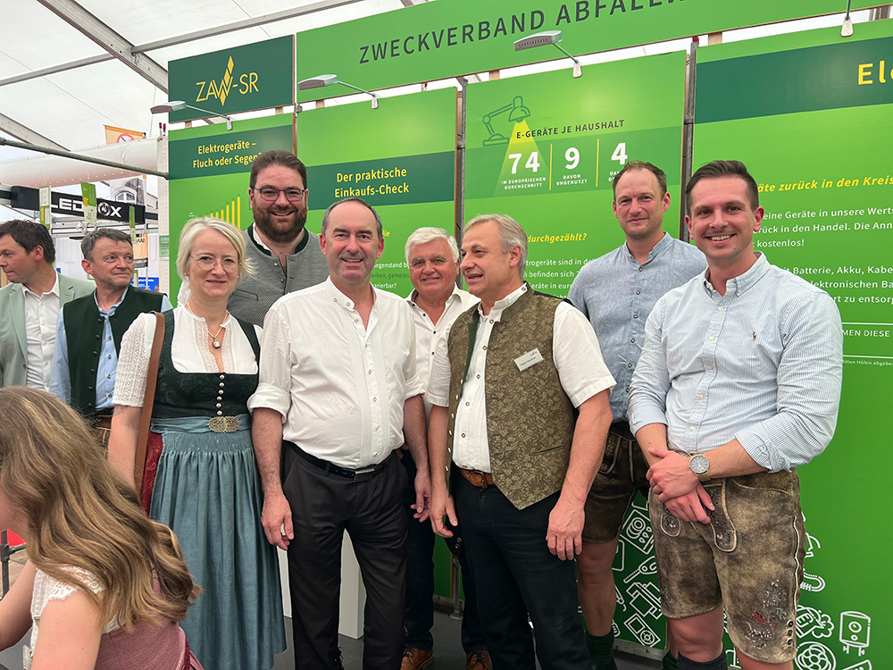 Ehrengäste am Stand des ZAW-SR bei der Ostbayernschau 2023