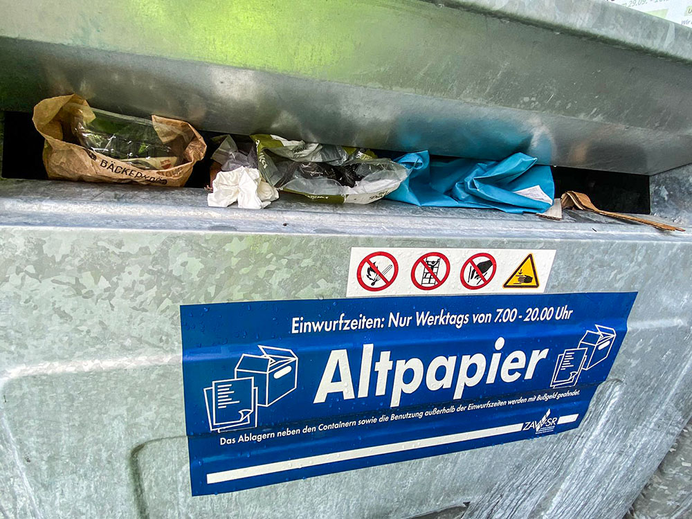 Vermüllter Altpapiercontainer Containerstandort Am Hagen