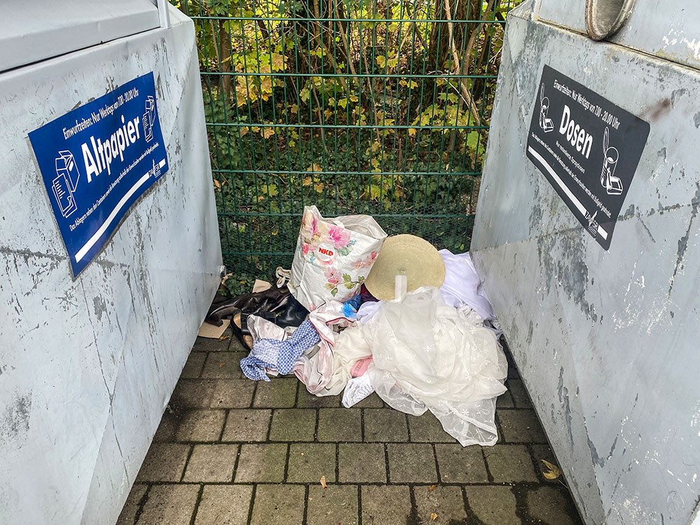 Vermüllter Containerstandort