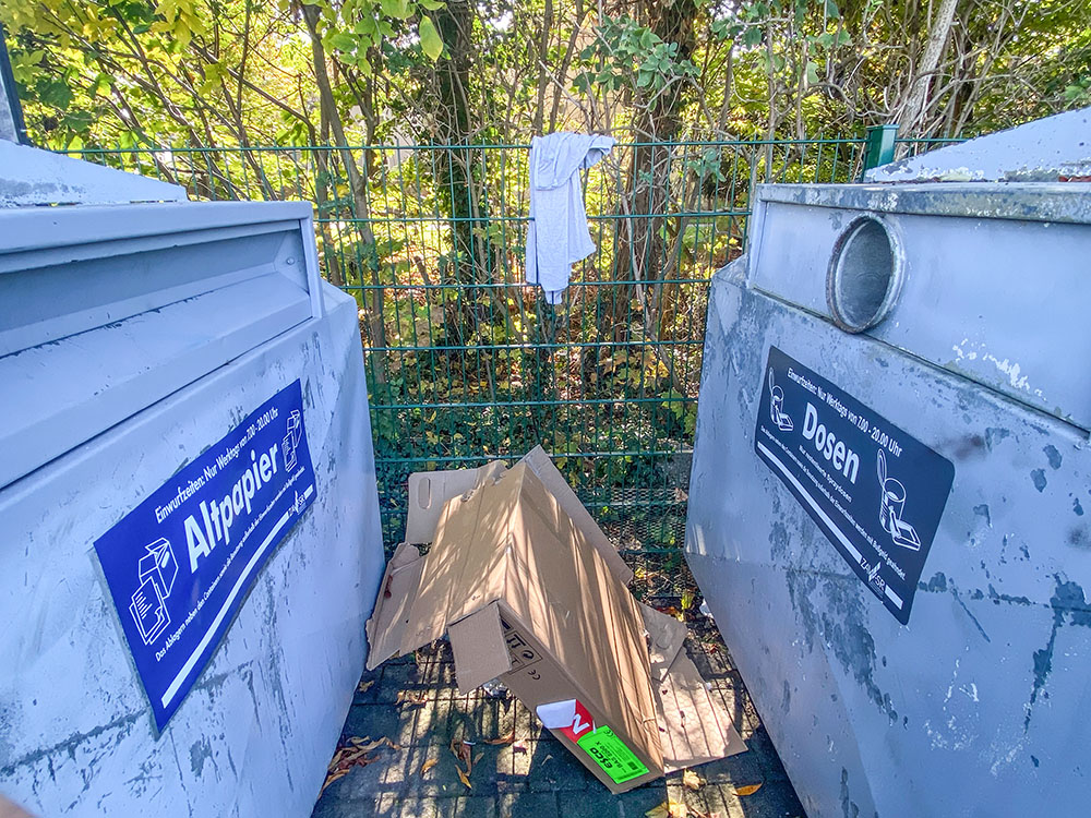 Vermüllter Containerstandort