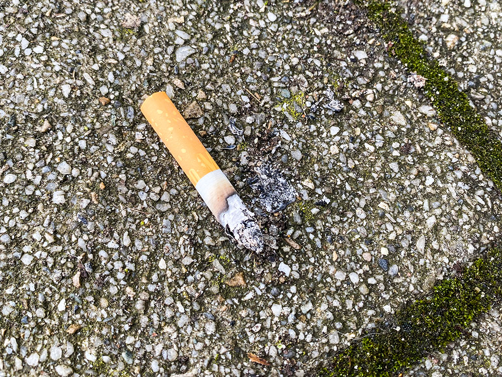 Zigarettenstummel auf Boden