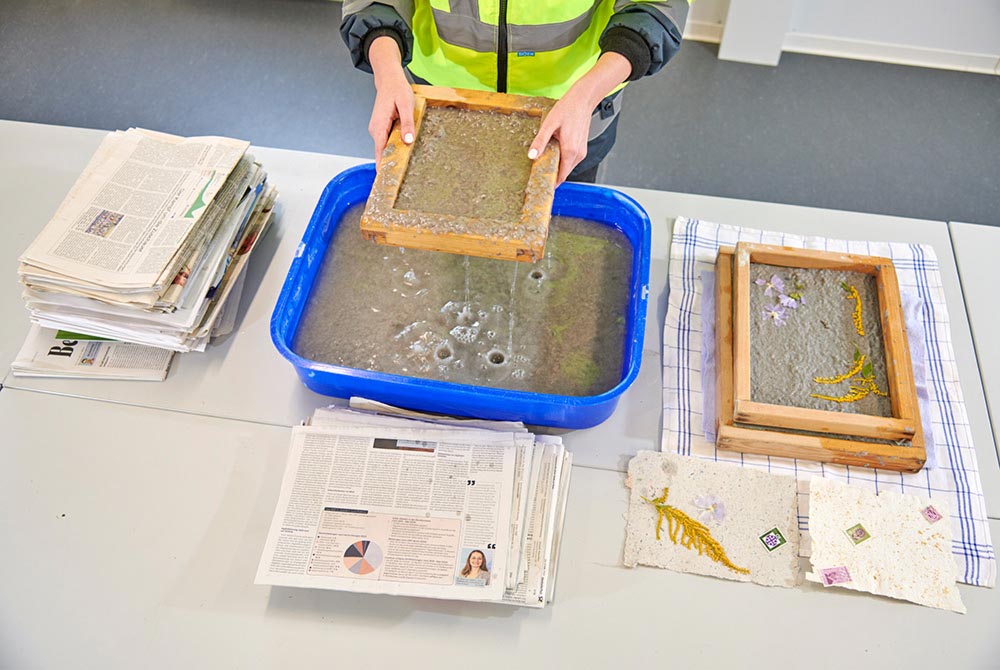 Mitarbeiterin beim Papierschöpfen im Schulungsraum des Straubinger Entsorgungszentrums