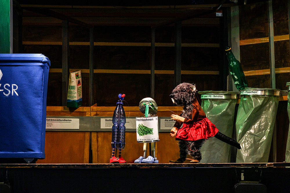 Figuren bei der Aufführung des Puppentheaters Karotte