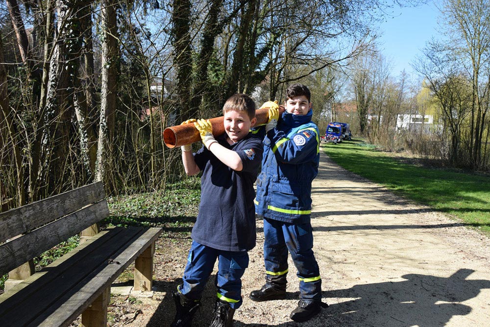 Jungen beim Müllsammeln "Sauber macht lustig" 2019