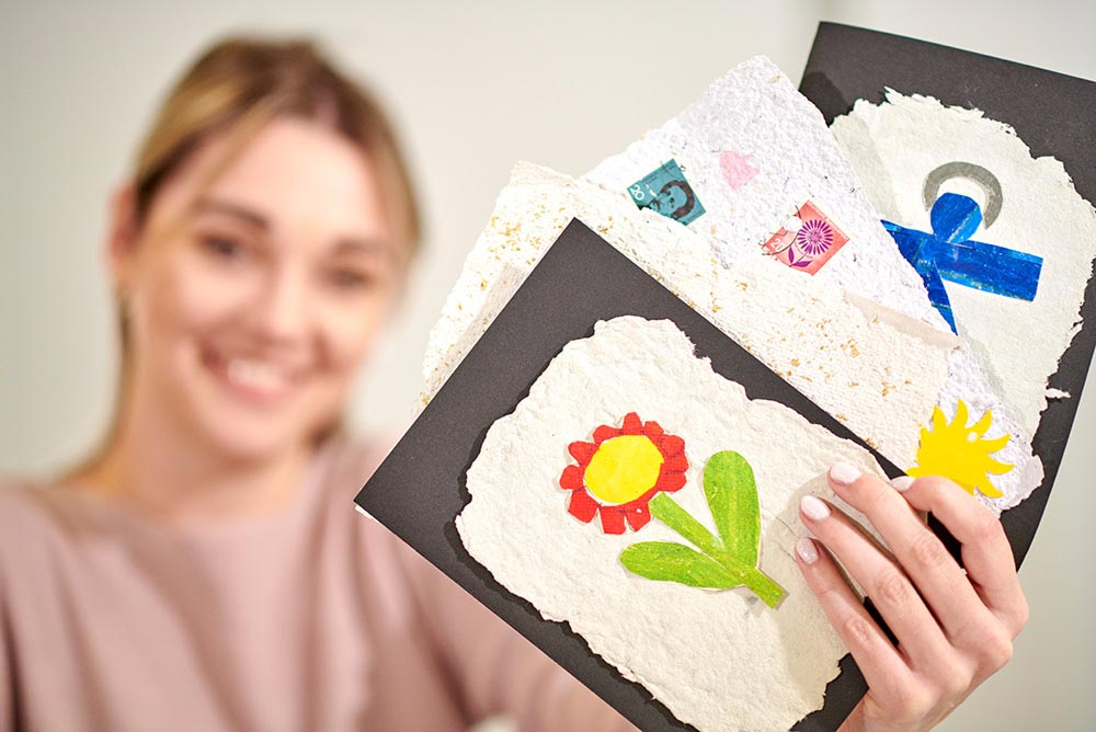 Mitarbeiterin mit Karten aus Recyclingpapier