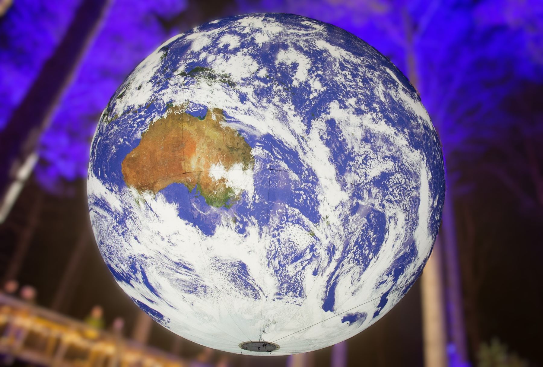 Kunstwerk GAIA, eine rotierende große Weltkugel des Künstlers Luke Jerram