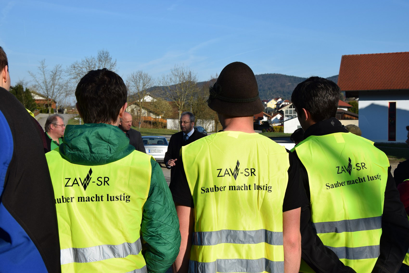 Menschen in gelben Warnwesten bei der Aktion "Sauber macht lustig"