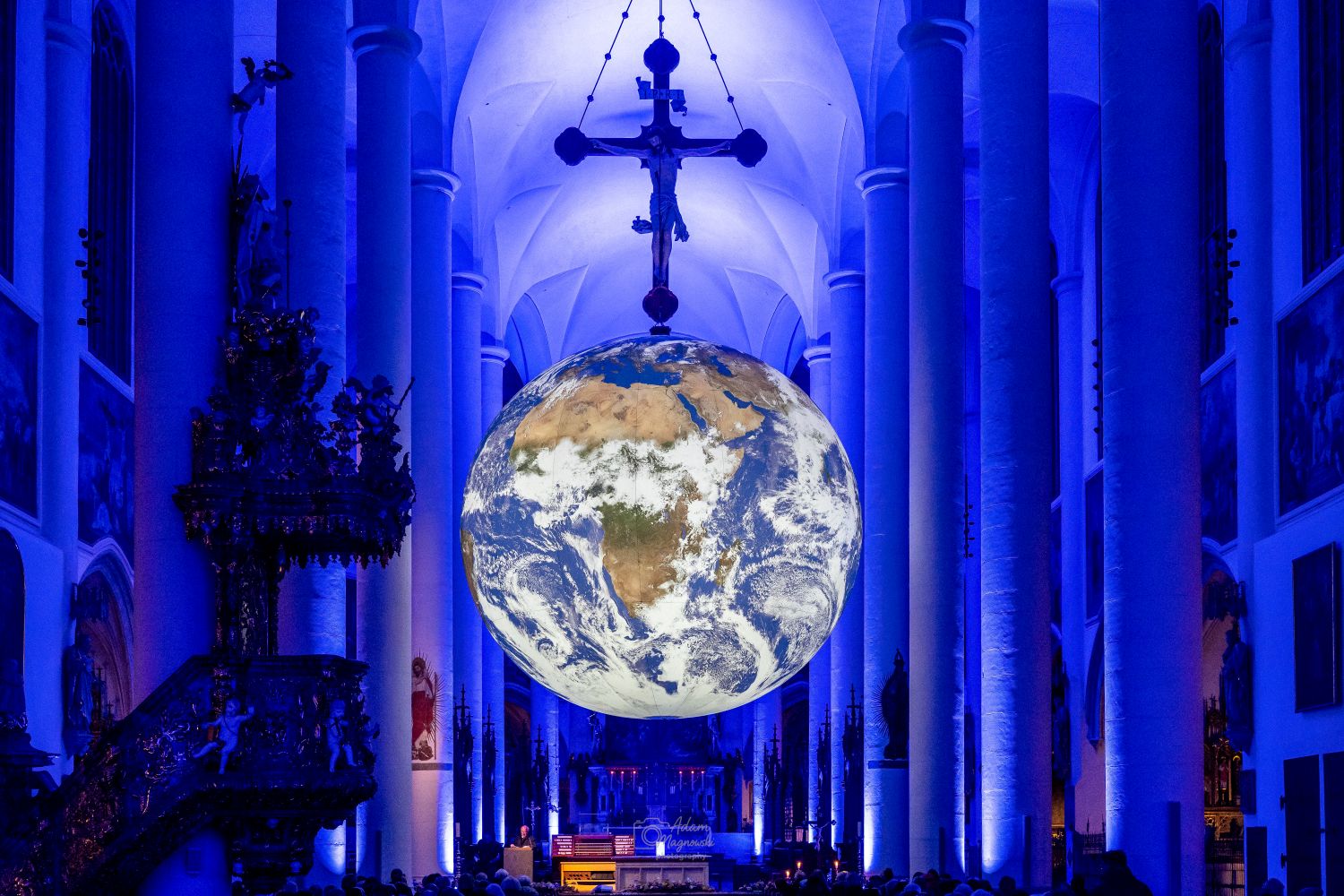 GAIA von Luke Jerram in Straubing©AdamMagnowski