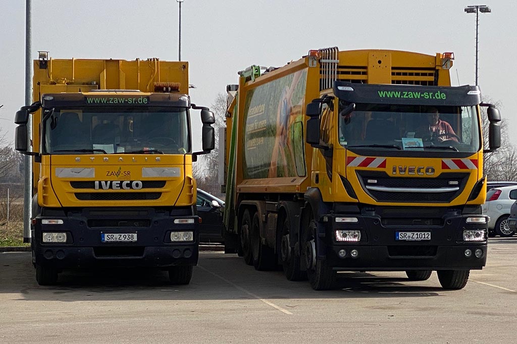 Zwei gelbe Fahrzeuge der Müllabfuhr